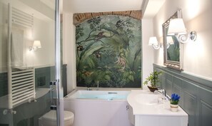 Suite estudio clásica | Baño | Amenidades de baño gratuitas, secadora de cabello, bidet, toallas 