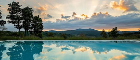 Una piscina al aire libre de temporada (de 08:30 a 19:30), sombrillas