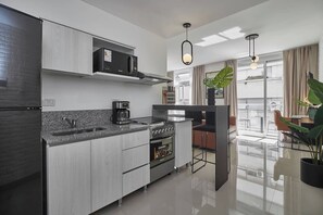 Refrigerador, microondas, horno, placa de cocina