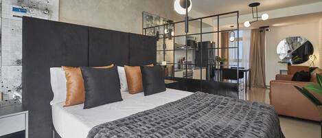 Escritorio, tabla de planchar con plancha, wifi gratis y ropa de cama