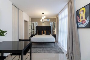 Escritorio, tabla de planchar con plancha, wifi gratis y ropa de cama