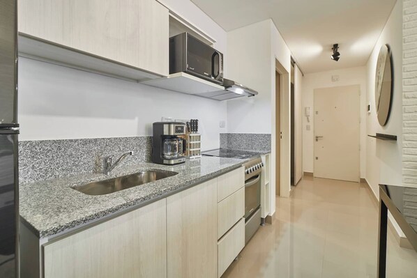 Refrigerador, microondas, horno, placa de cocina