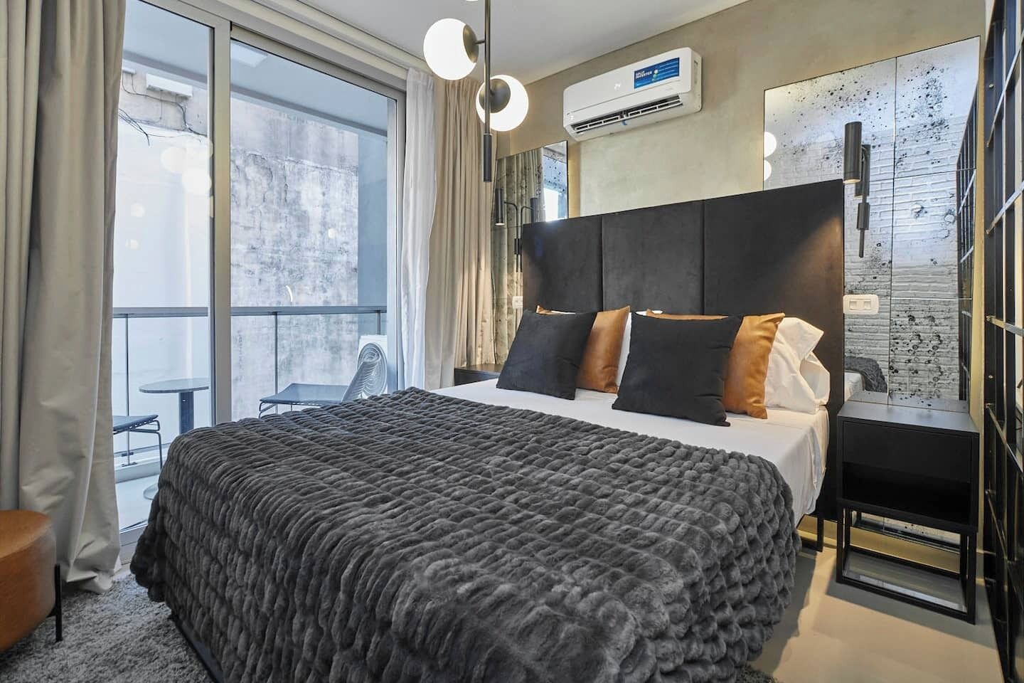 Een bureau, een strijkplank/strijkijzer, gratis wifi, beddengoed