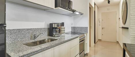 Kühlschrank, Mikrowelle, Ofen, Herdplatte