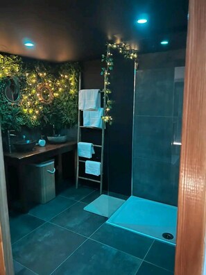 Shower, bathrobes, towels, soap - 𝐄𝐬𝐜𝐚𝐩𝐞 𝐙𝐞𝐧 Tropical Villa & Private Spa (Loon-Plage)