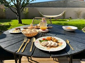 Outdoor dining - 𝐄𝐬𝐜𝐚𝐩𝐞 𝐙𝐞𝐧 Tropical Villa & Private Spa (Loon-Plage)