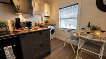 Fridge, microwave, oven, coffee/tea maker