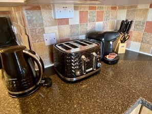 Kühlschrank, Mikrowelle, Ofen, Wasserkocher mit Kaffee-/Teezubehör