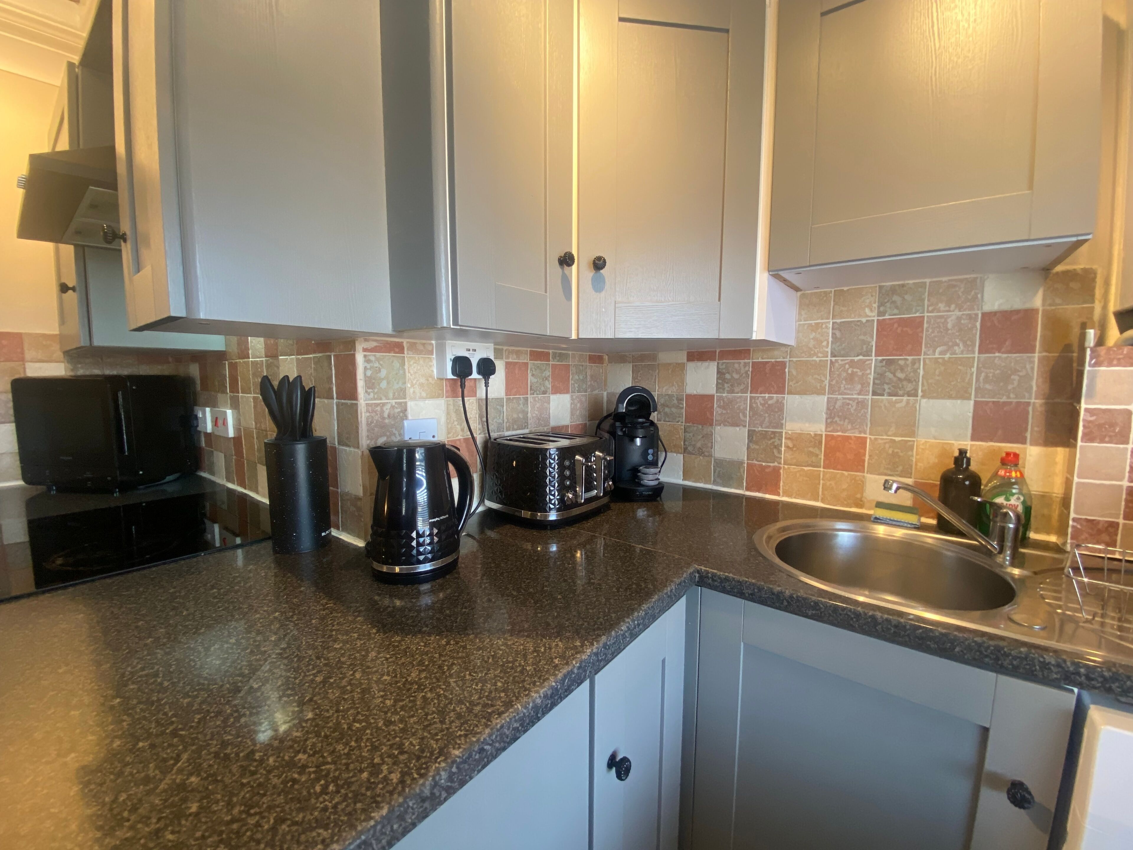 Een koelkast, een microgolfoven, een oven