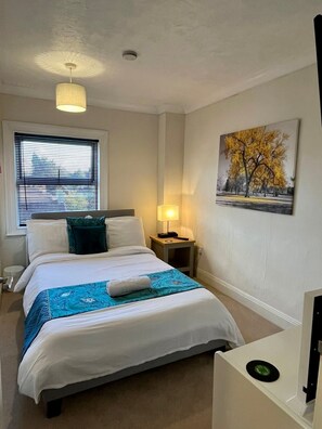 2 bedrooms, iron/ironing board, free WiFi, bed sheets - Bedford Town Contractors HQ, Park Your Van, Cosy Sleep, Fast Wifi (Bedford)
