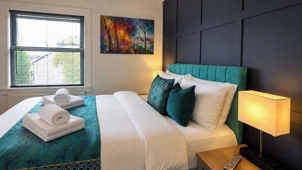 2 bedrooms, iron/ironing board, WiFi (free), bed sheets - Central Bedford Apartment | Secure Parking | Fast Wi-Fi | Walk to Station (Bedford)