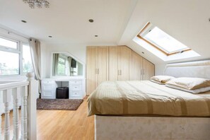 3 habitaciones, escritorio, tabla de planchar con plancha y wifi gratis