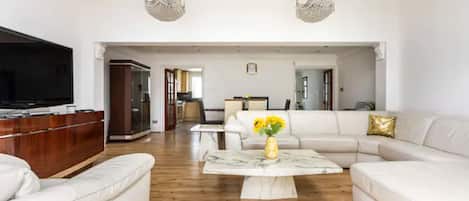 Smart TV y chimenea