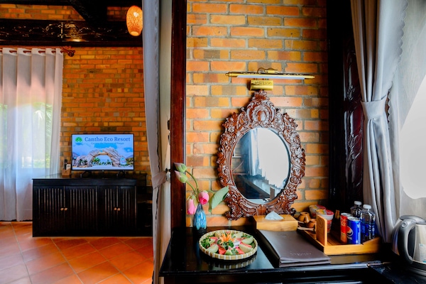 Standard Oda | Kaliteli yatak takımı, masa, ücretsiz kablosuz İnternet, çarşaf takımı