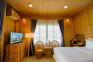 Luxe kamer (Bamboo Bungalow Lake) | Luxe beddengoed, een bureau, gratis wifi, beddengoed