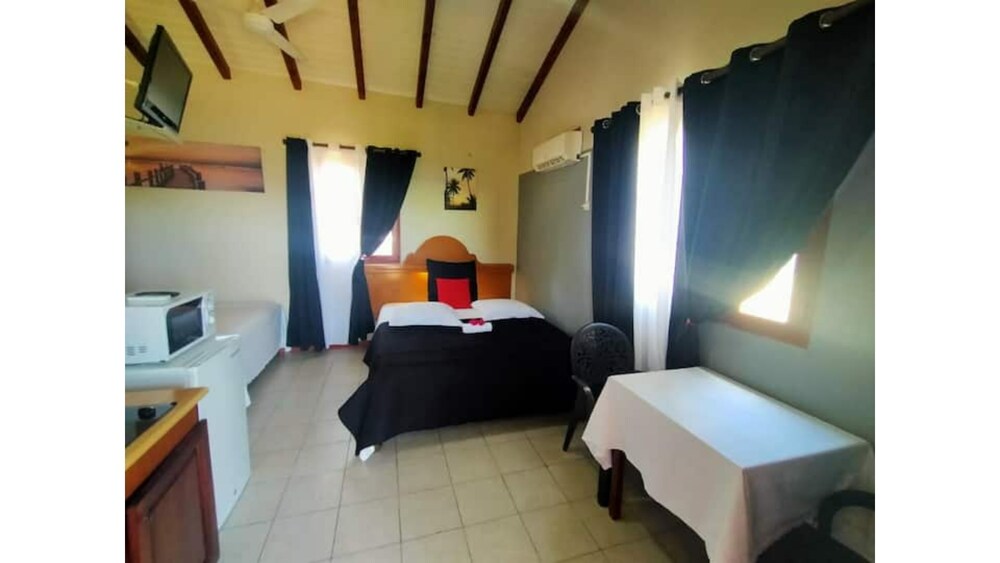 La Marmite Kréyol "Bungalow Oriental Topaz SainteRose Vrbo