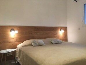 3 bedrooms, iron/ironing board, travel cot, free WiFi
