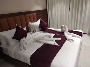 Desk, free WiFi, bed sheets - Rajlaxmi Hotel (Jaipur)