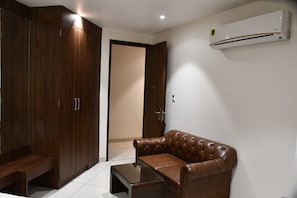 1 bedroom, desk, free WiFi, bed sheets