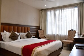 Superior Room | Desk, free WiFi, bed sheets - Rajlaxmi Hotel (Jaipur)
