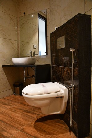 Superior Room | Bathroom | Combined shower/tub, rainfall showerhead, slippers, towels - Rajlaxmi Hotel (Jaipur)