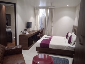 Executive Room | Desk, free WiFi, bed sheets - Rajlaxmi Hotel (Jaipur)
