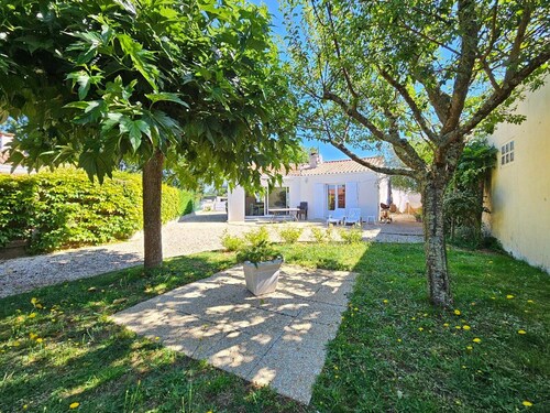 Villa for 6 with terrace, 900m from L'Aiguillon center