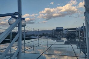 A rooftop with a glass floor, metal railings, and a clear sky. - Dali Ancient Town No. 204 Ideal Youth Hostel (Dali City)