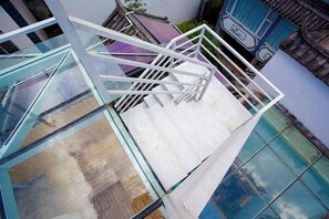 A glass balustrade leading to a white outdoor area with a view of traditional architecture. - Dali Ancient Town No. 204 Ideal Youth Hostel (Dali City)