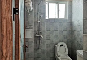 A bathroom with a shower, toilet, and a window. - Dali Ancient Town No. 204 Ideal Youth Hostel (Dali City)