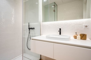 Deluxe Apartment | Bathroom | Shower, rainfall showerhead, hair dryer, towels - Almada 551 by LovelyStay (Porto)