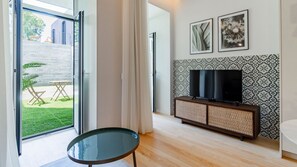 Premium Studio | Living area | Flat-screen TV