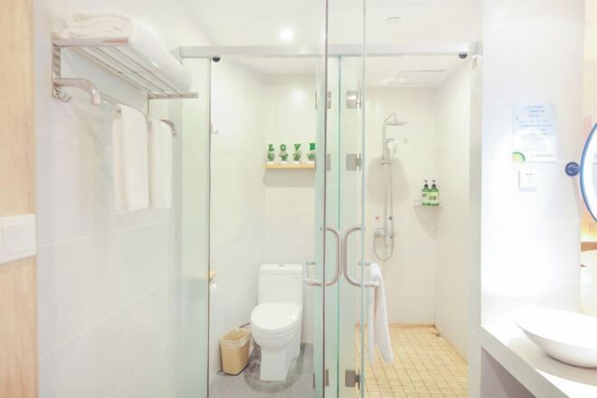 Ein modernes Badezimmer mit einer Duschkabine, einer Toilette und einem Waschbecken.