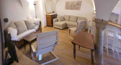 Studio de 60 m2 dans lâancienne Ă©table voutĂ© dâune grande maison du XVIIe siĂšcle