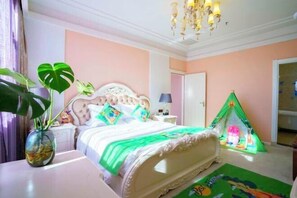 Un dormitorio con una cama, una mesita de noche, una lámpara, una tienda de campaña verde y una planta.