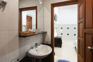 Shower, hydromassage showerhead, free toiletries, bidet