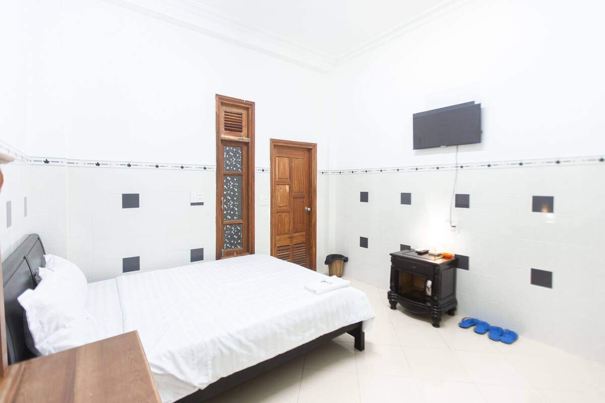Minibar, desk, free WiFi, bed sheets