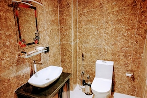 Quarto triplo básico | Banheiro | Chuveiro, chuveiro com efeito de chuva, produtos de toalete grátis