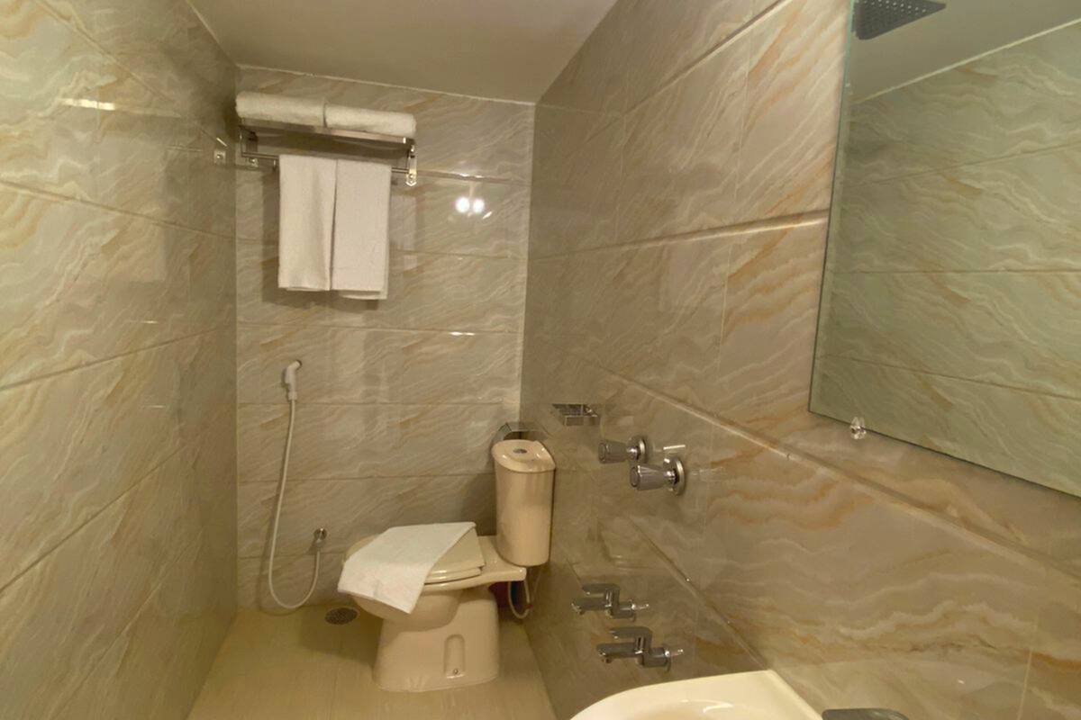 deluxe double room | bathroom | free toiletries, slippers, towels