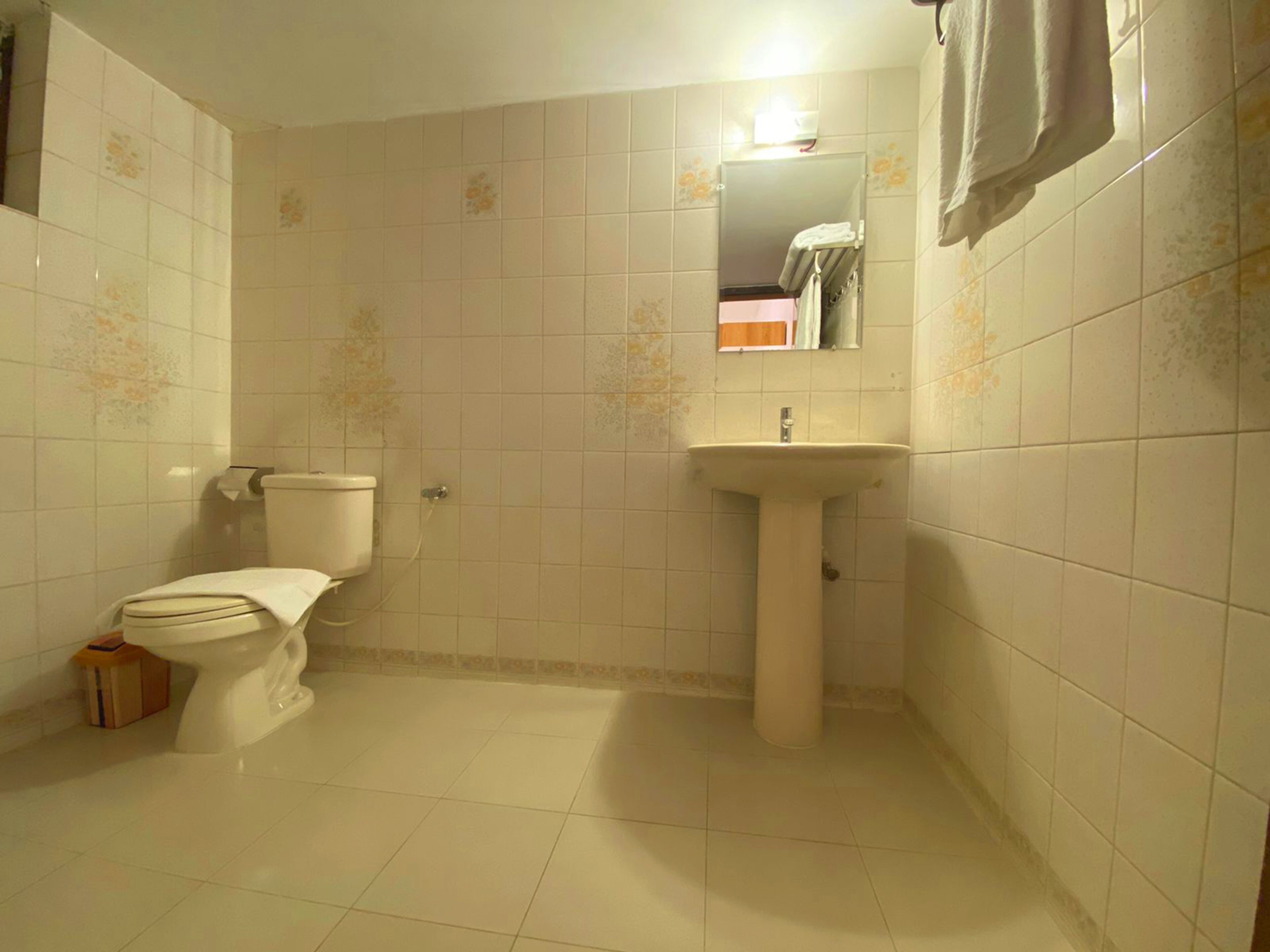 deluxe twin room | bathroom | free toiletries, slippers, towels