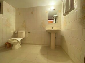 Quarto duplo luxo | Banheiro | Produtos de toalete grátis, chinelos, toalhas de banho 