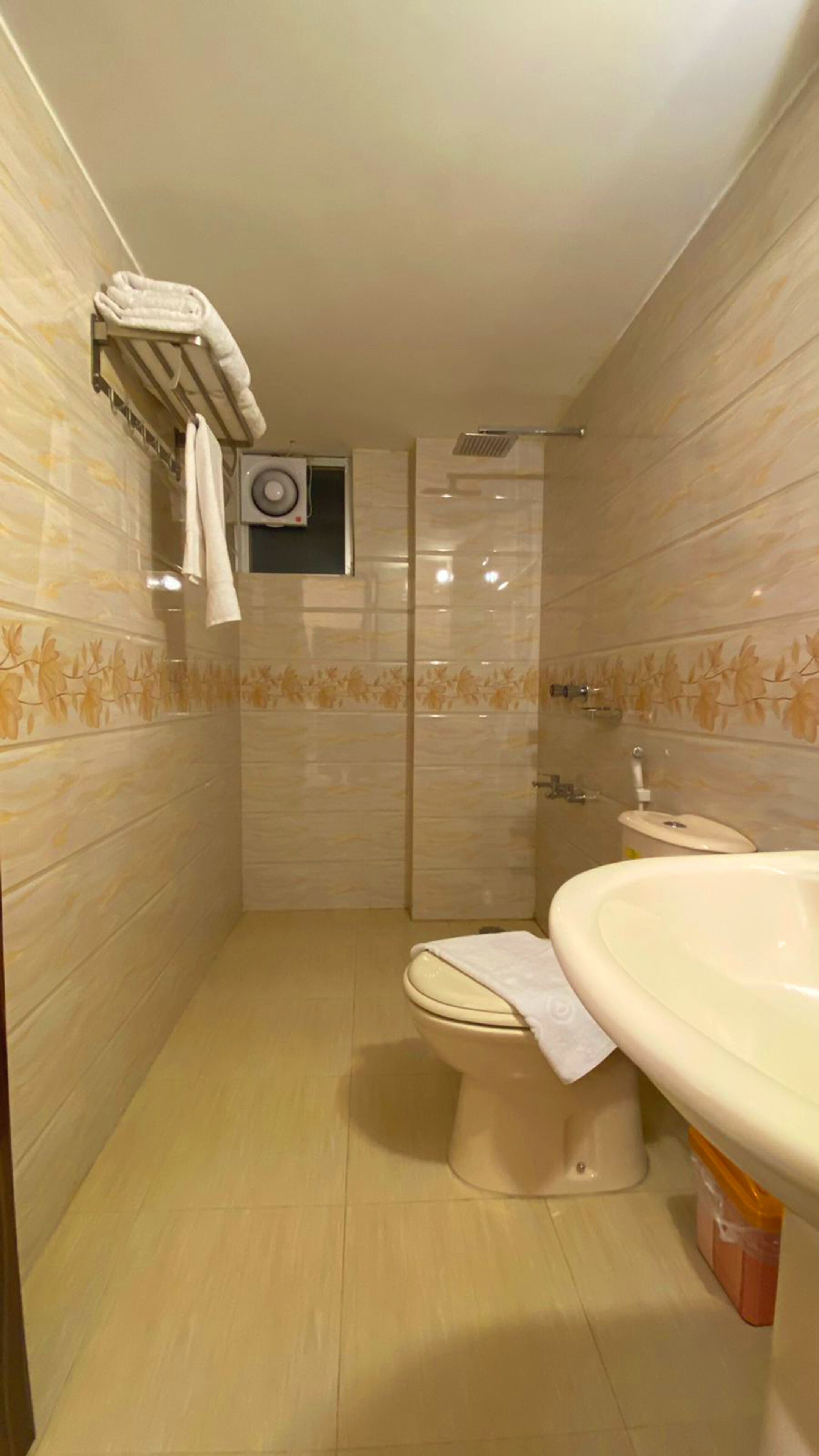 superior double room | bathroom | free toiletries, slippers, towels