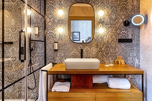 Habitación Deluxe | Baño | Regadera, regadera tipo lluvia, secadora de cabello, toallas 