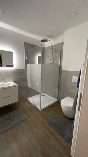 Dusche, Haartrockner, Handtücher, Seife