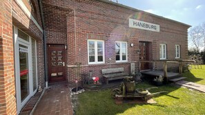 Terrace/patio - Gulfhof Studio "Norderney" with a fantastic view of the nature reserve (Grossefehn)