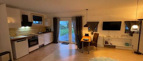 Een koelkast, een oven, een kookplaat, een vaatwasser