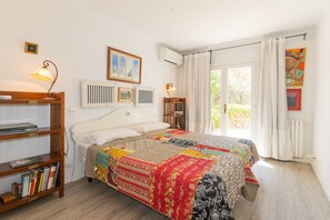 2 bedrooms, in-room safe, iron/ironing board, free WiFi