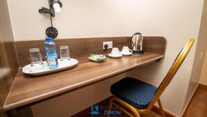 Superior Room | In-room dining - BURAHA HOTEL NAKURU (Nakuru)