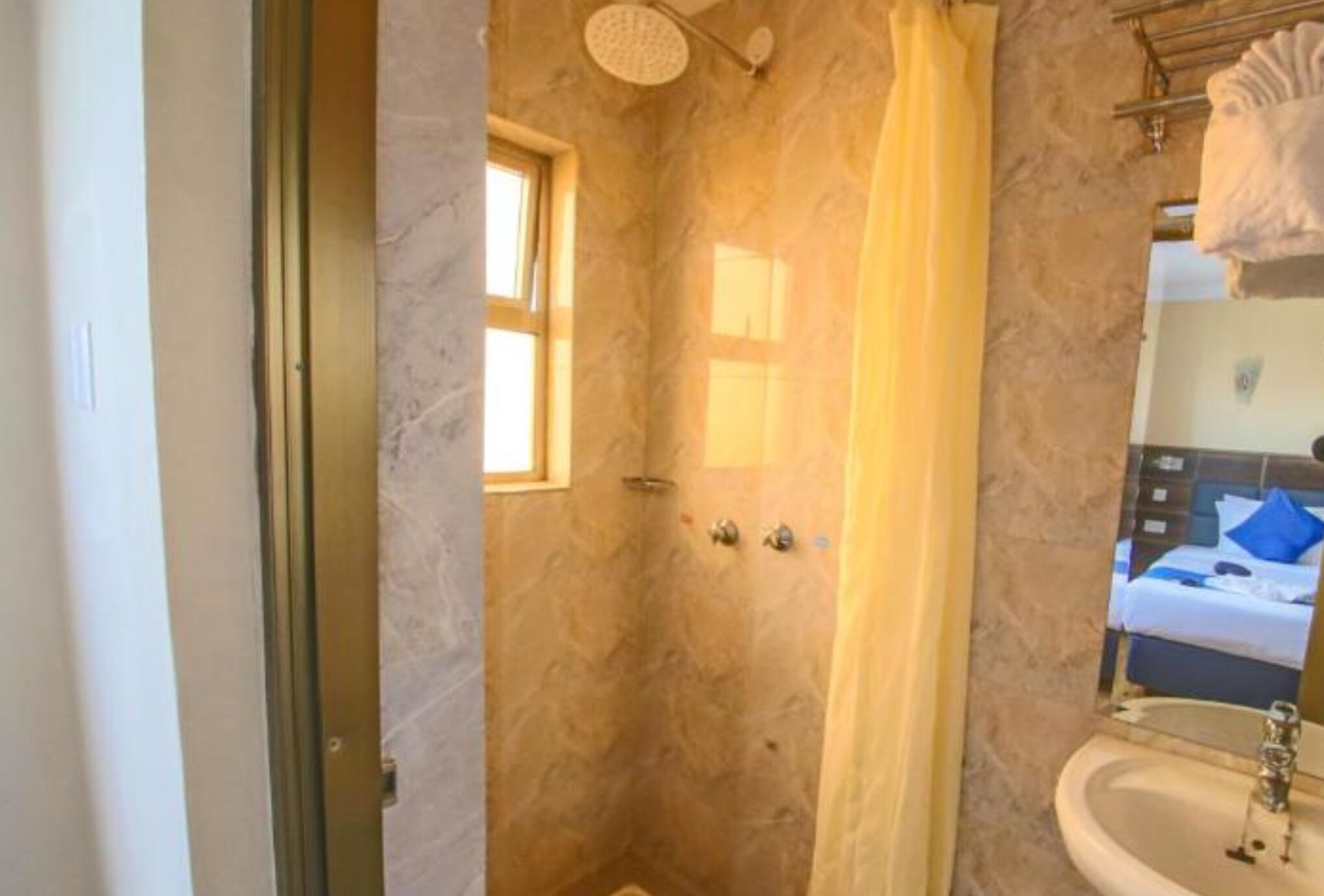 Suihku, sadesuihkupää, kylpytakit, tohvelit