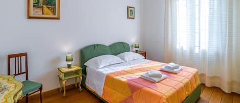 2 bedrooms, iron/ironing board, Internet, bed sheets